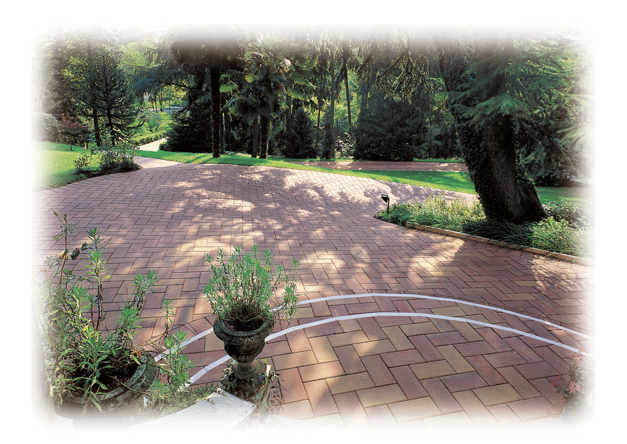 Pavimento realizzato con il prodotto Alba, finitura Quarzo e colore Mix chiaro, ambientato in un giardino