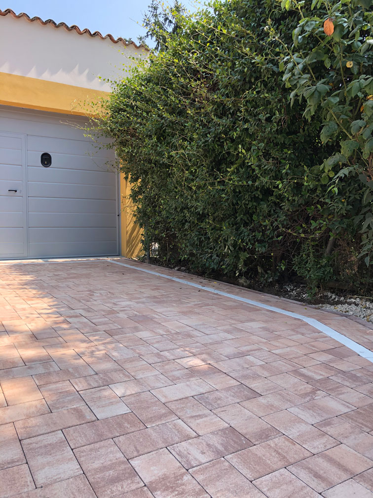 Pavimento realizzato con il prodotto Mattone Ecotop, colore grigio