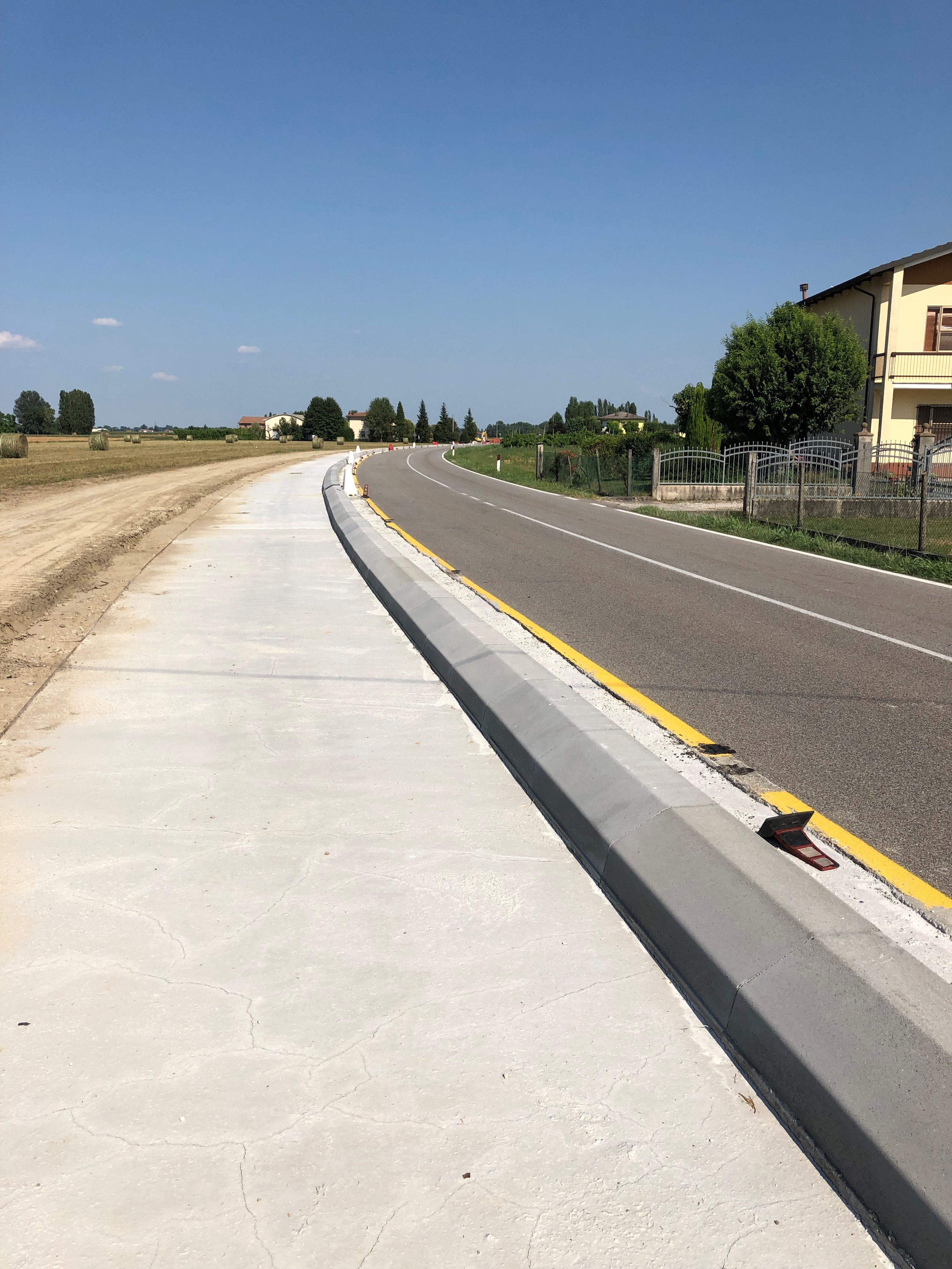Pista ciclabile realizzata con il prodotto Cordolo