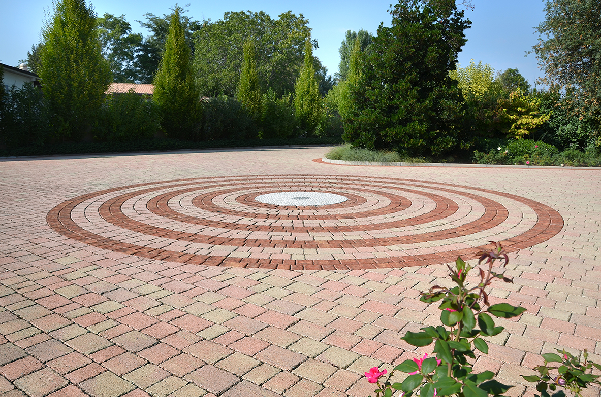 Pavimento realizzato con il prodotto Ciottolo, colori Cotto antico e Grigio mix, ambientato in un giardino privato