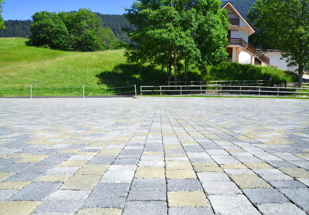 Pavimento realizzato con il prodotto Ciottolo, colori Cotto antico e Cotto mix, ambientato in montagna